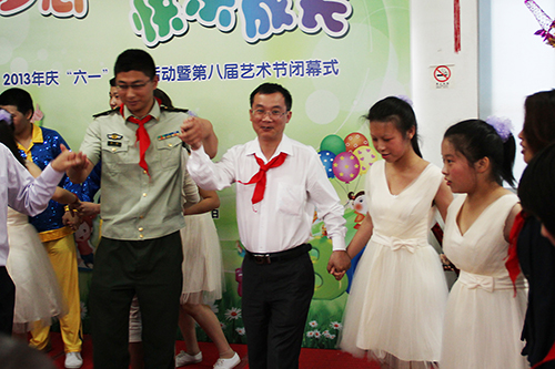 森垚儀表童副總與成佳學(xué)校學(xué)生們一起載歌載舞